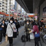 行き交う市民にチラシを配布する（1）