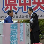 決議文を手交する今泉実行委員長（左）と内堀知事