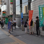 道行く市民にティッシュを配布（1）