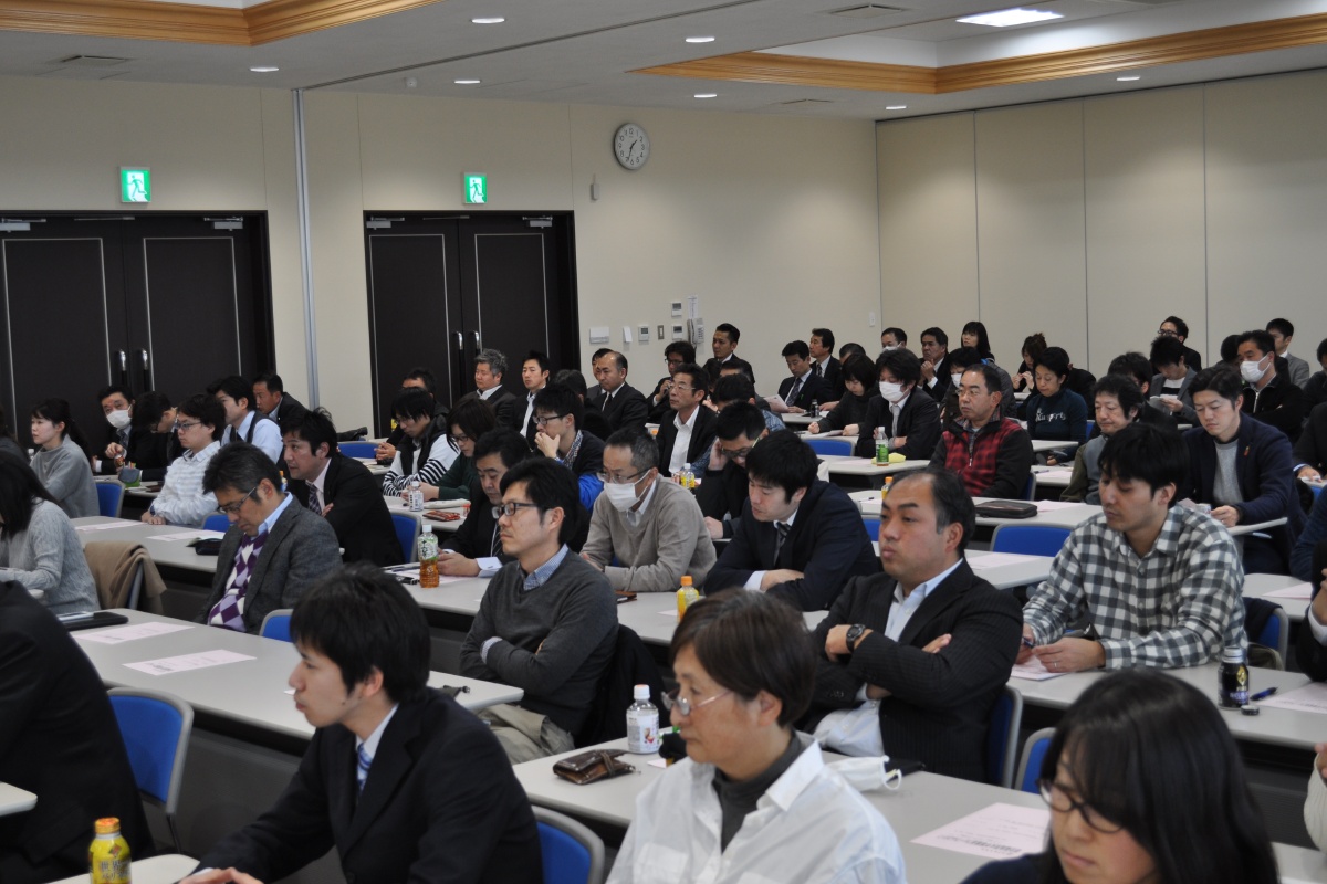 熱心に傾聴する参加者