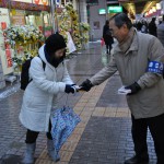 道行く市民にティシュを配り取り組みを訴えました①