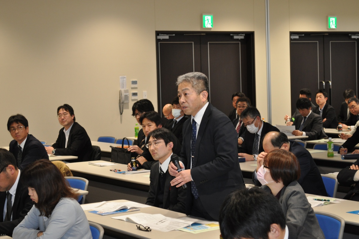 質問する自治労・本田氏