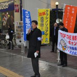 街頭で市民の皆さんに訴える加藤光一連合福島事務局長