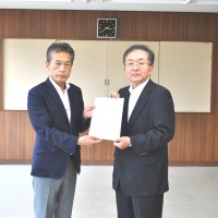 島浦幸夫福島労働局長に要請書を渡す今泉裕連合福島会長（左）