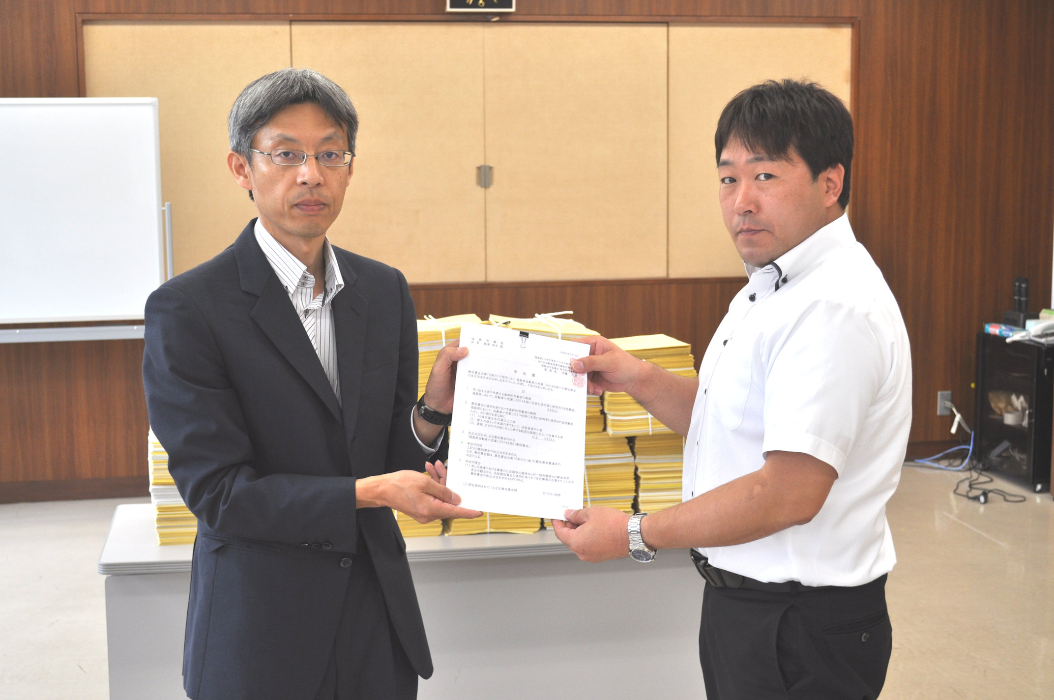 自動車小売業の改正申出書を提出する、松浦最低賃金対策委員会委員（自動車総連）