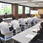 申し出の概要説明をする加藤連合福島事務局長（中央列左から３人目）