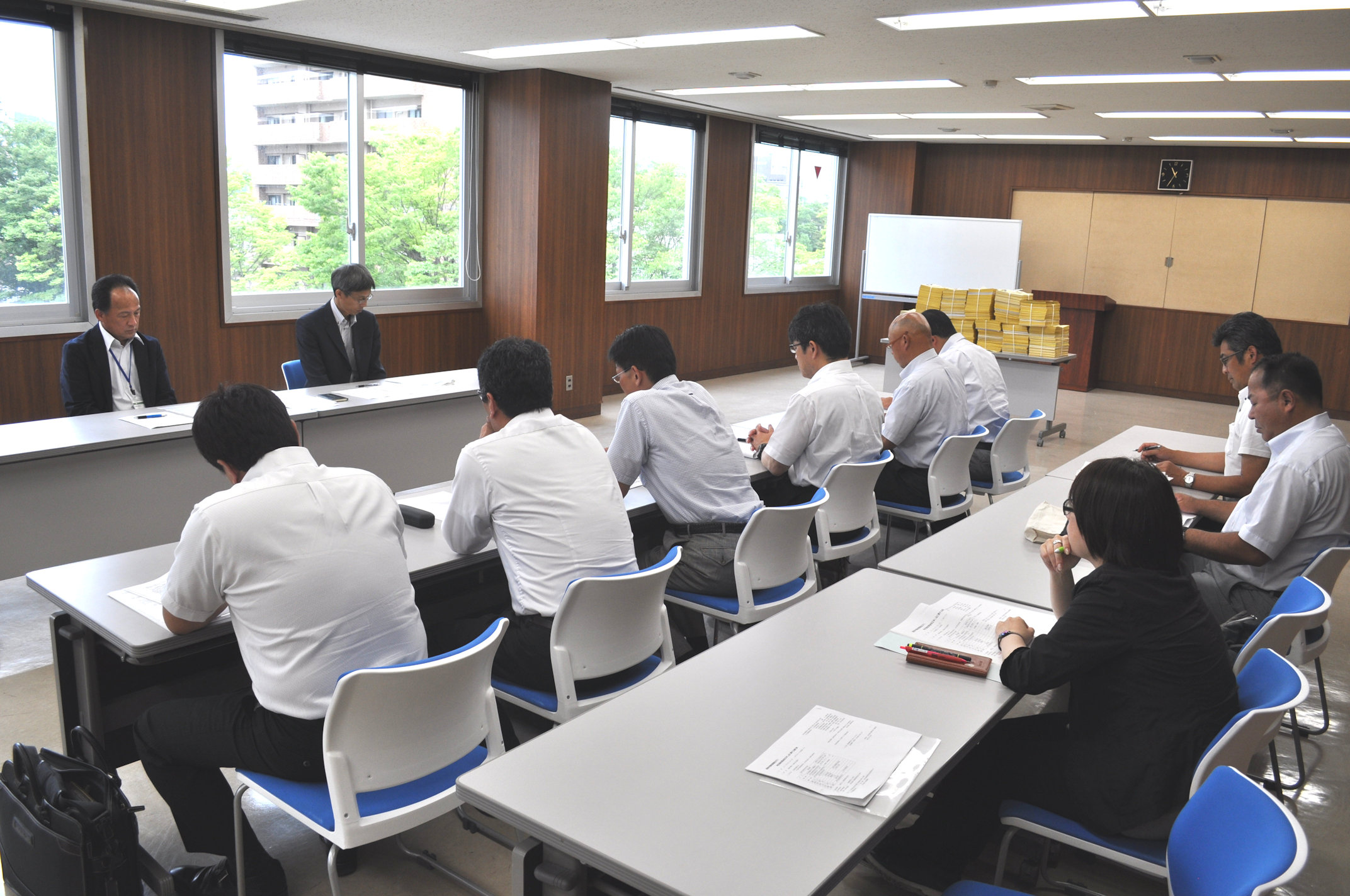 申し出の概要説明をする加藤連合福島事務局長（中央列左から３人目）