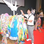 平和の折鶴を献納する連合福島代表