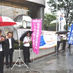 雨中での街頭行動でした