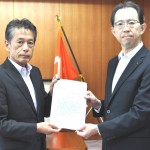 内堀知事に政策・制度の提言書を手交する連合福島今泉会長