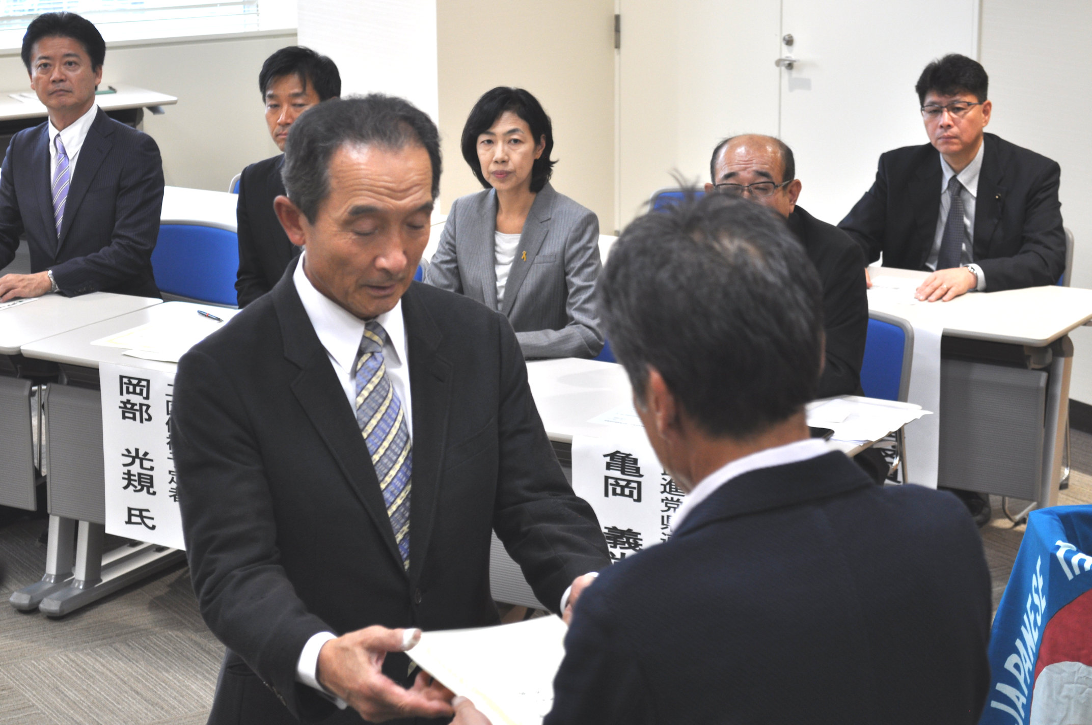 連合福島今泉会長から「推薦状」を手交された吉田泉予定候補者