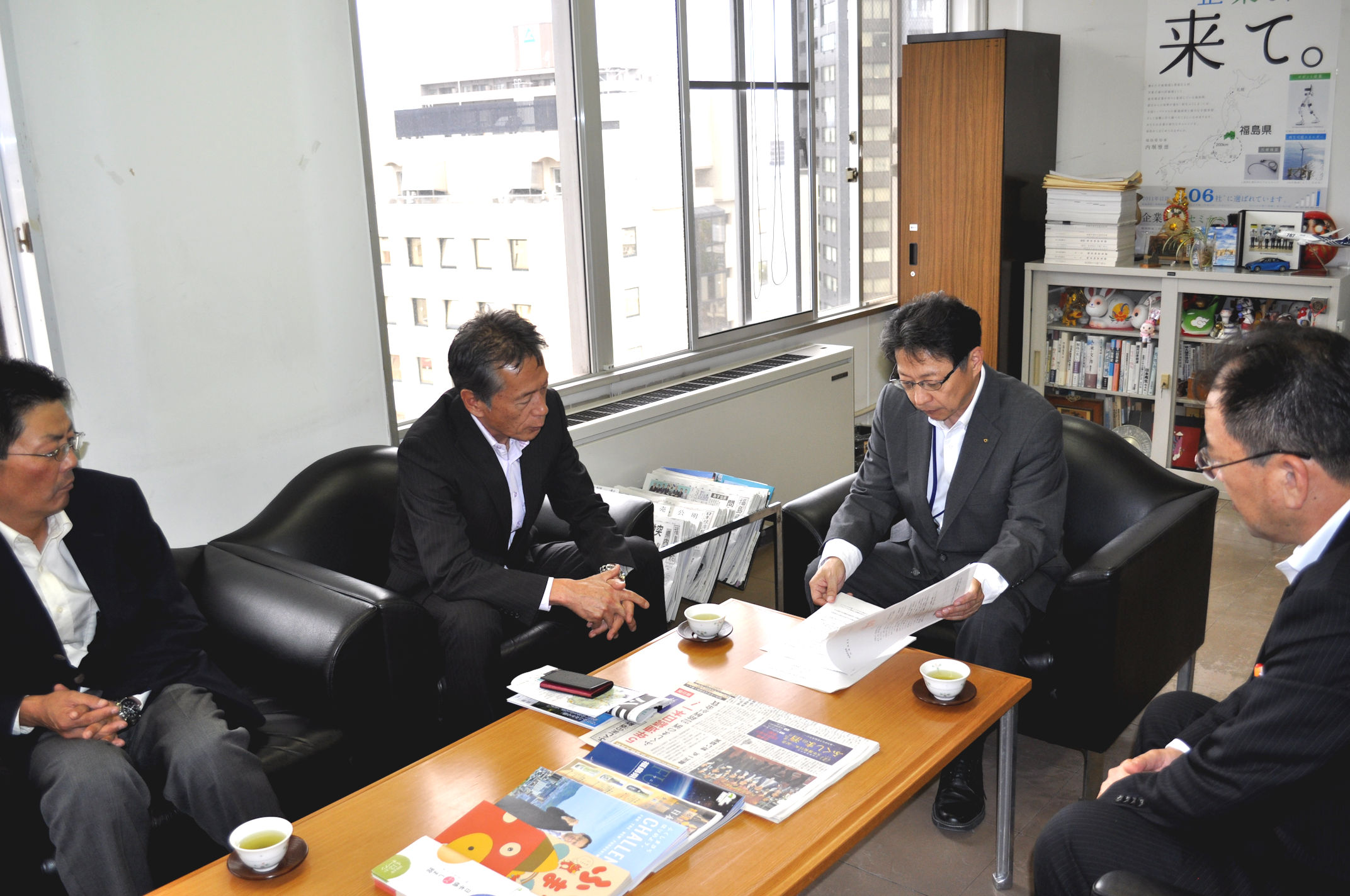 懇談の中で飯塚商工労働部長は、長時間労働の是正に取り組む姿勢を示しました