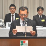 祝電・メッセージを披露する　箭内孝仁大会書記長