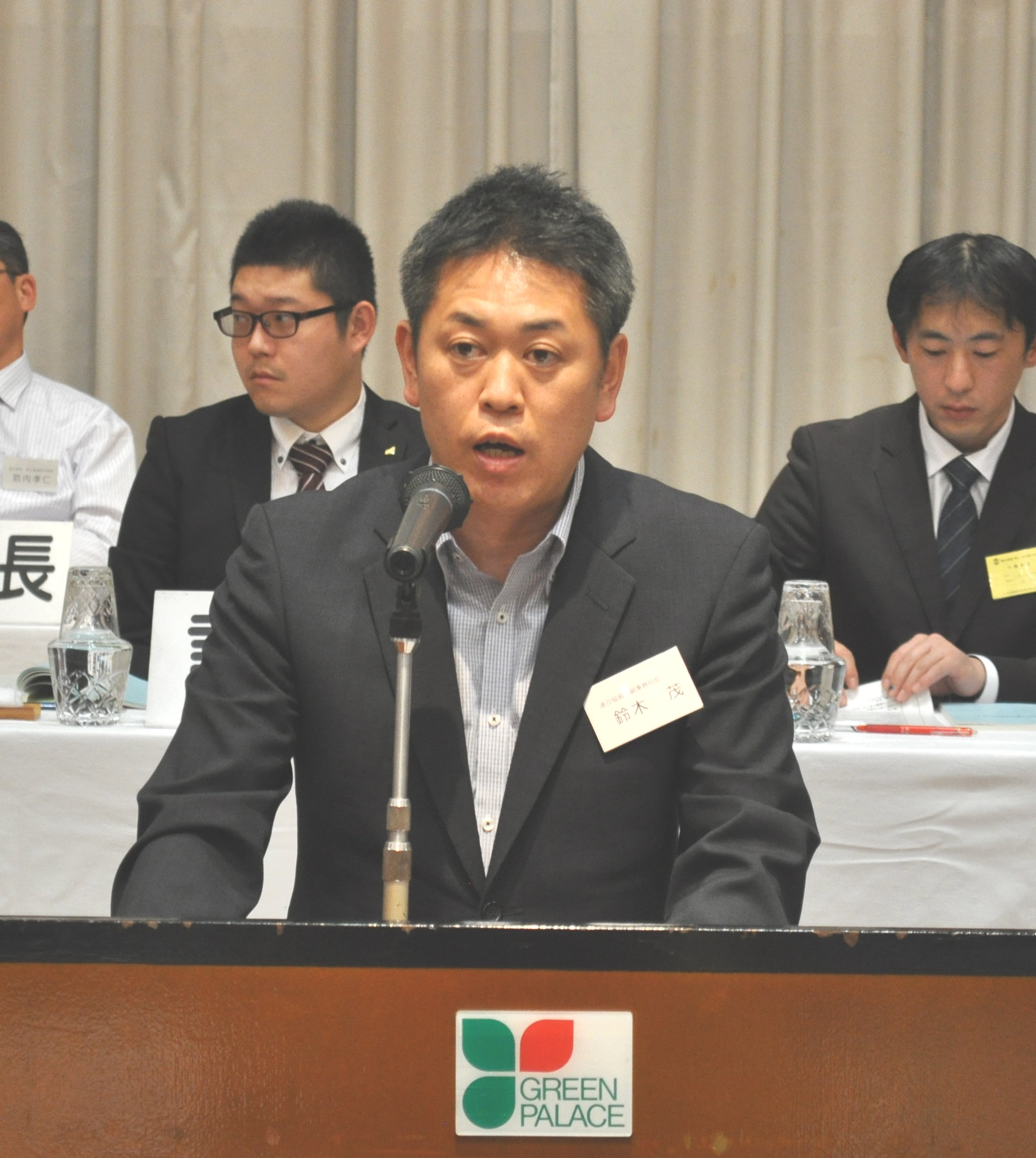 第5号議案を提案する、鈴木茂副事務局長