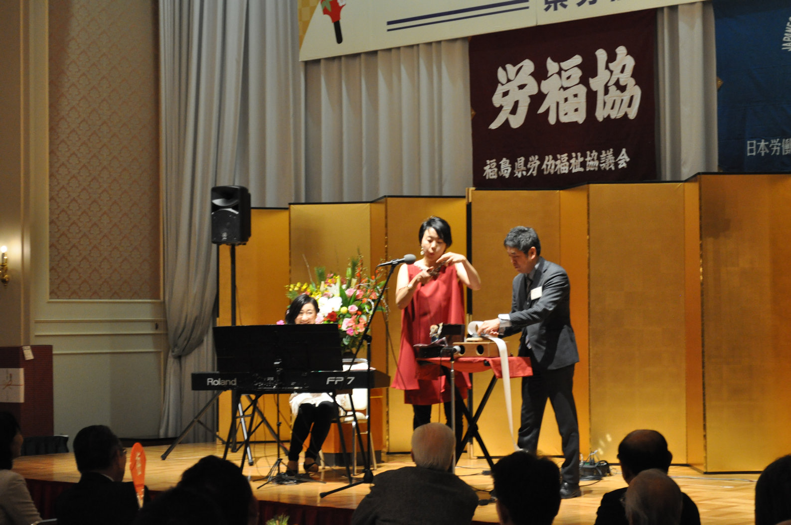 鈴木茂連合福島副事務局長のオルゴール演奏も加わり三重奏に