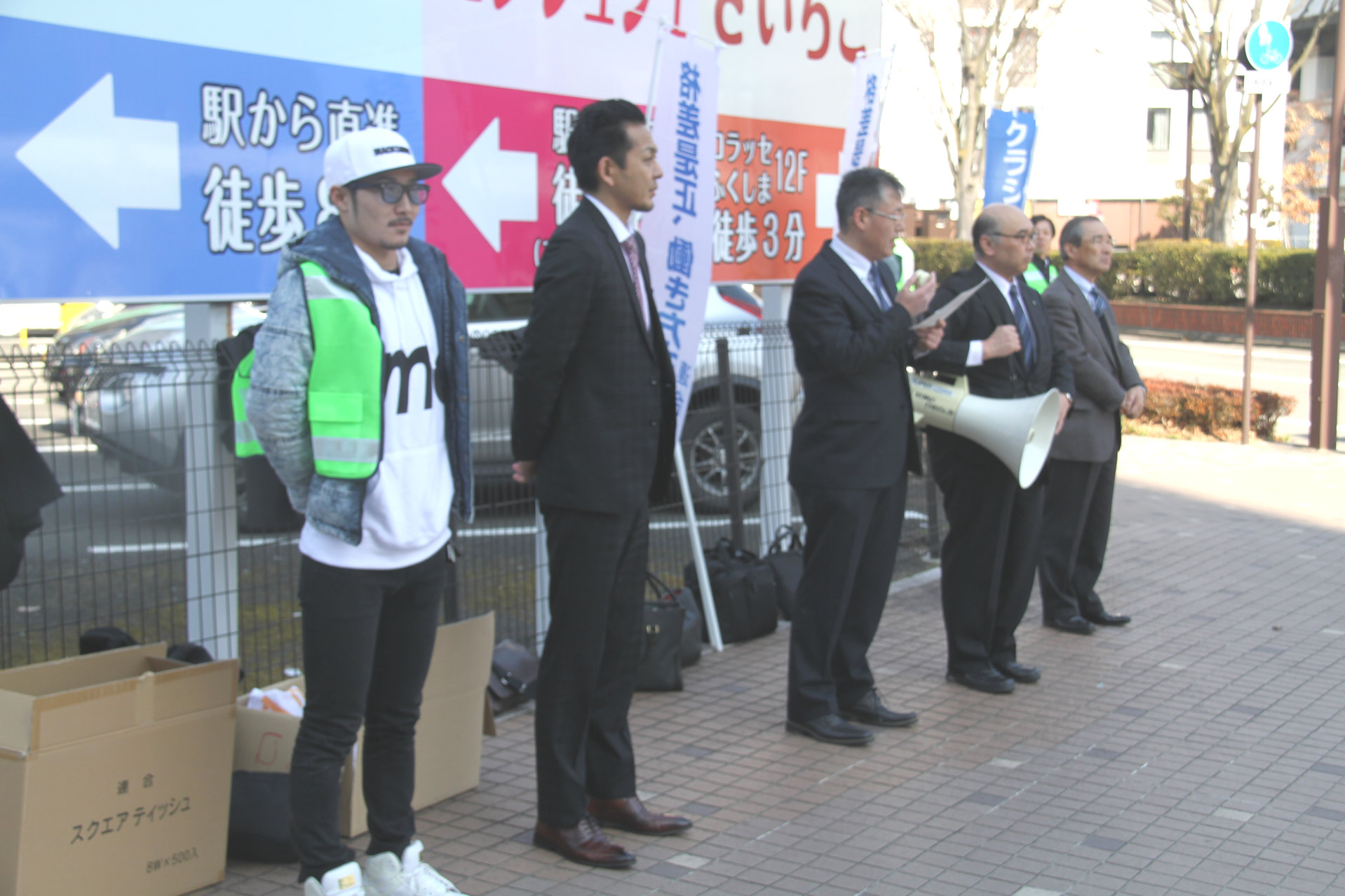 福島駅西口で訴える連合福島役員の皆さん