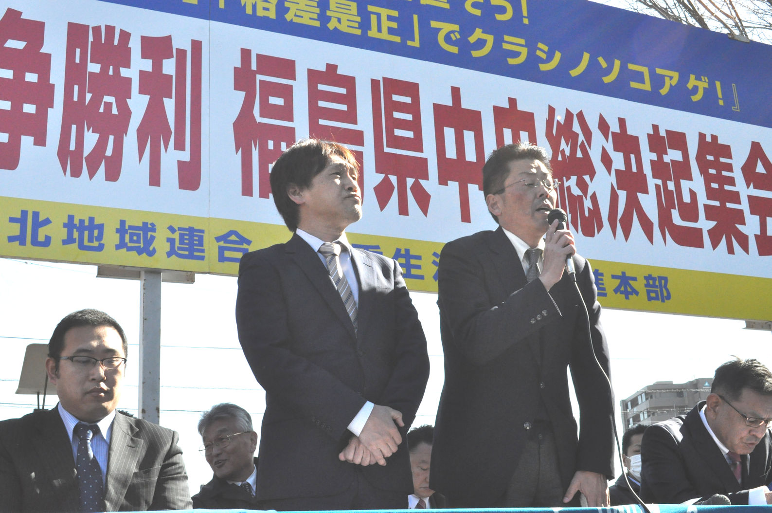 集会議長団に選出された（右）連合福島・加藤光一事務局長、（左）福島地区連合・成田威文議長(1)