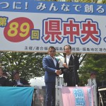 決議文を手交する今野実行委員長と内堀福島県知事