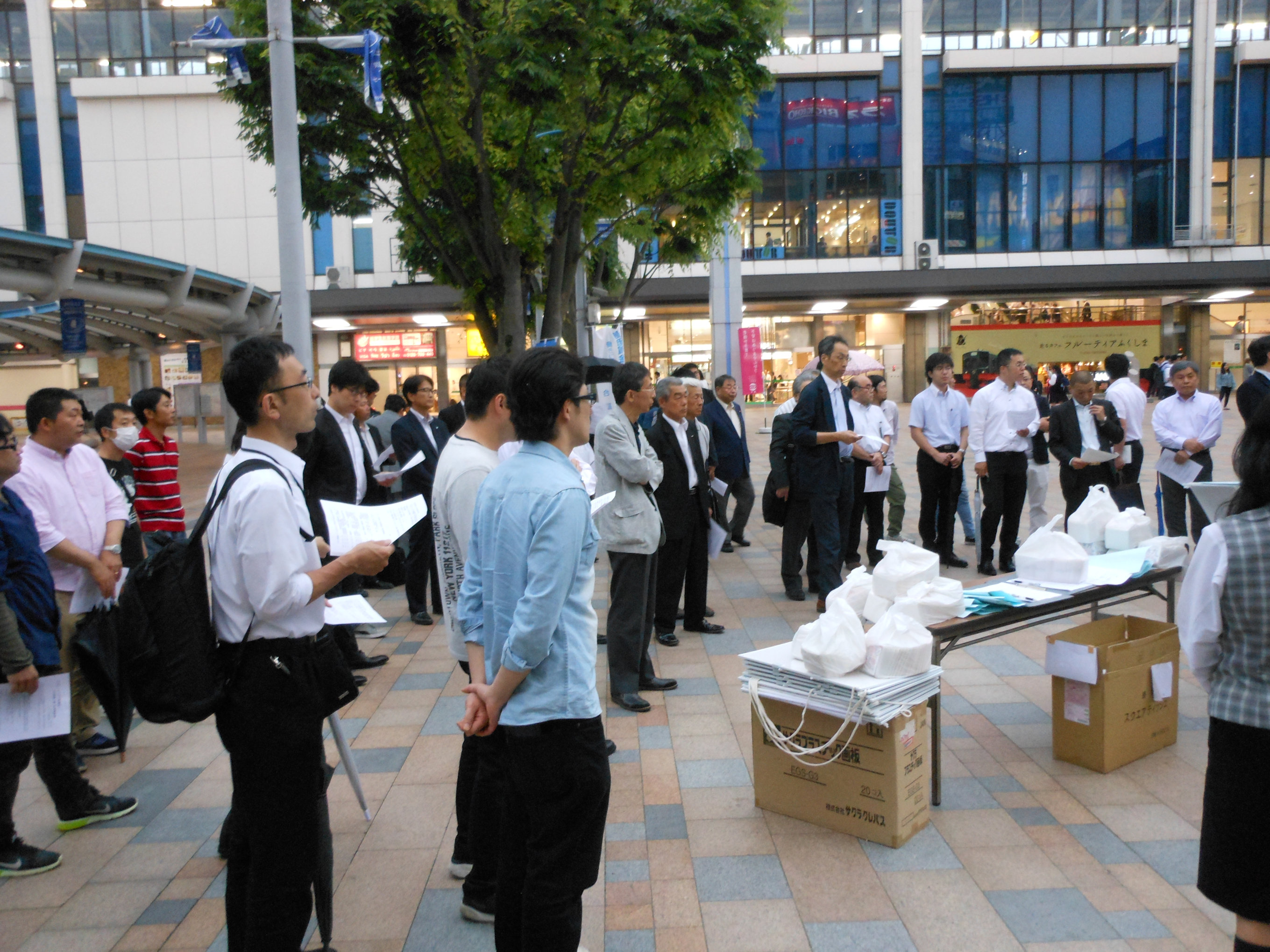 郡山駅前で街頭行動をする皆さん２