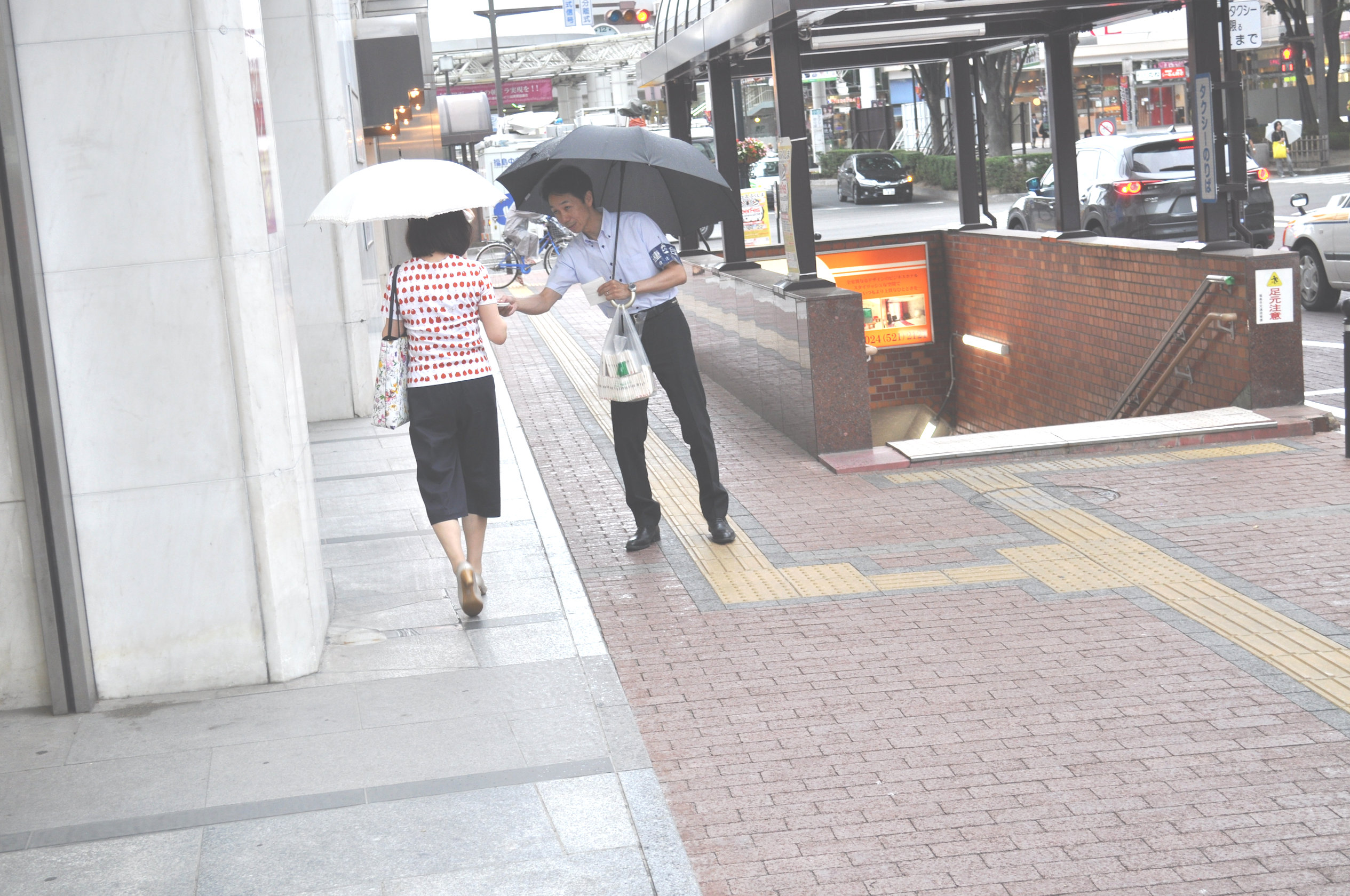 ティッシュを配り市民の皆さんに訴える連合福島役員①