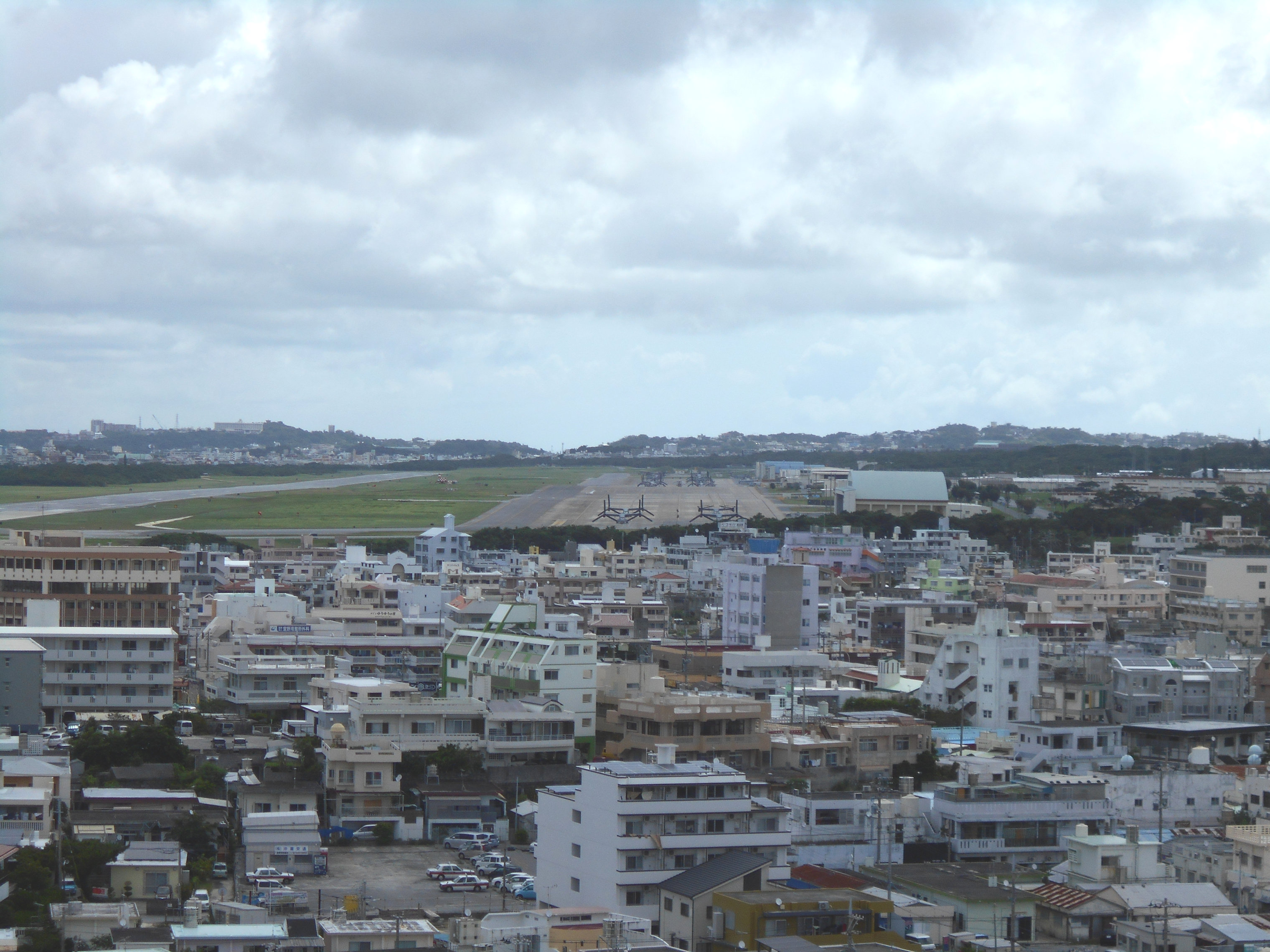 住宅街に隣接する米軍「普天間基地」