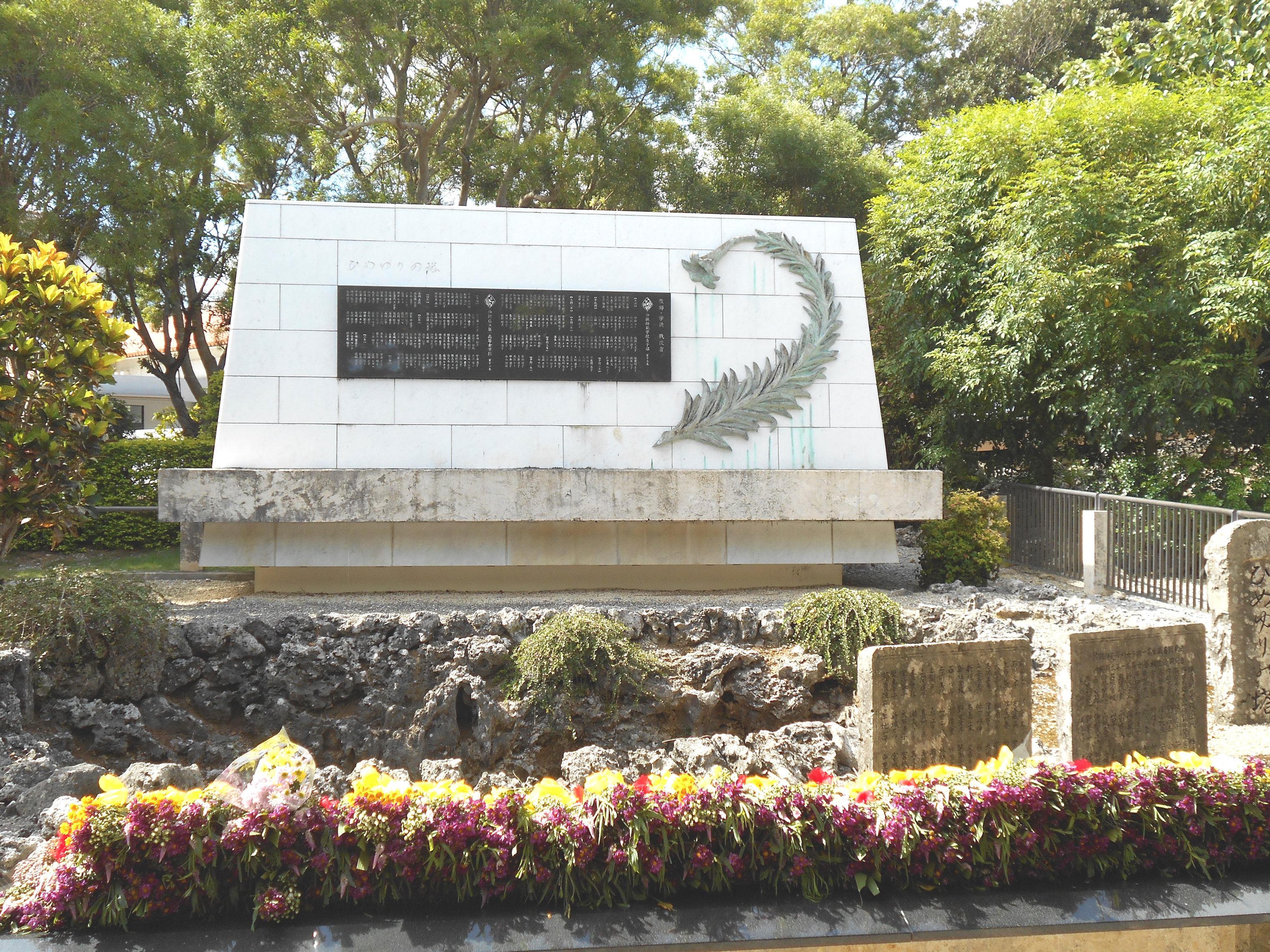 沖縄陸軍病院第三外科が置かれた壕の跡に立つ慰霊碑「ひめゆりの塔」
