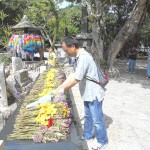 「ひめゆりの塔」に派遣団を代表して献花する丸山団長