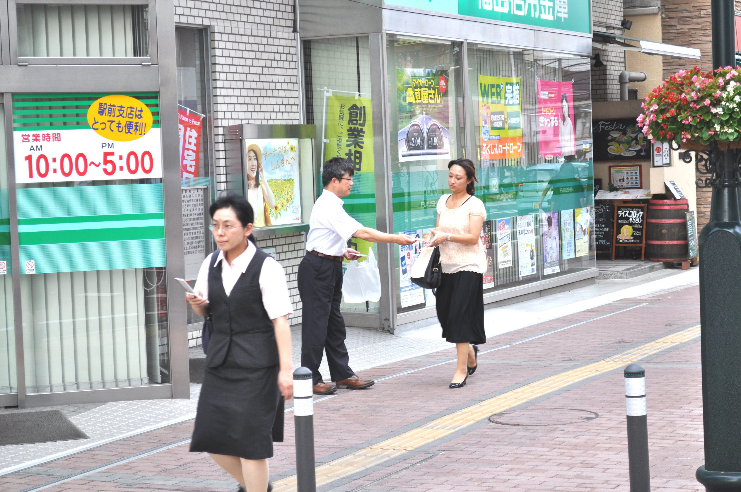 ティシュを配り市民の皆さんに訴える連合福島役員