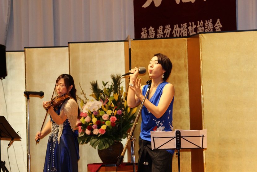 オープニング合奏　左）ヴァイオリニスト・草野美香さん、右）口笛奏者・柴田晶子さん