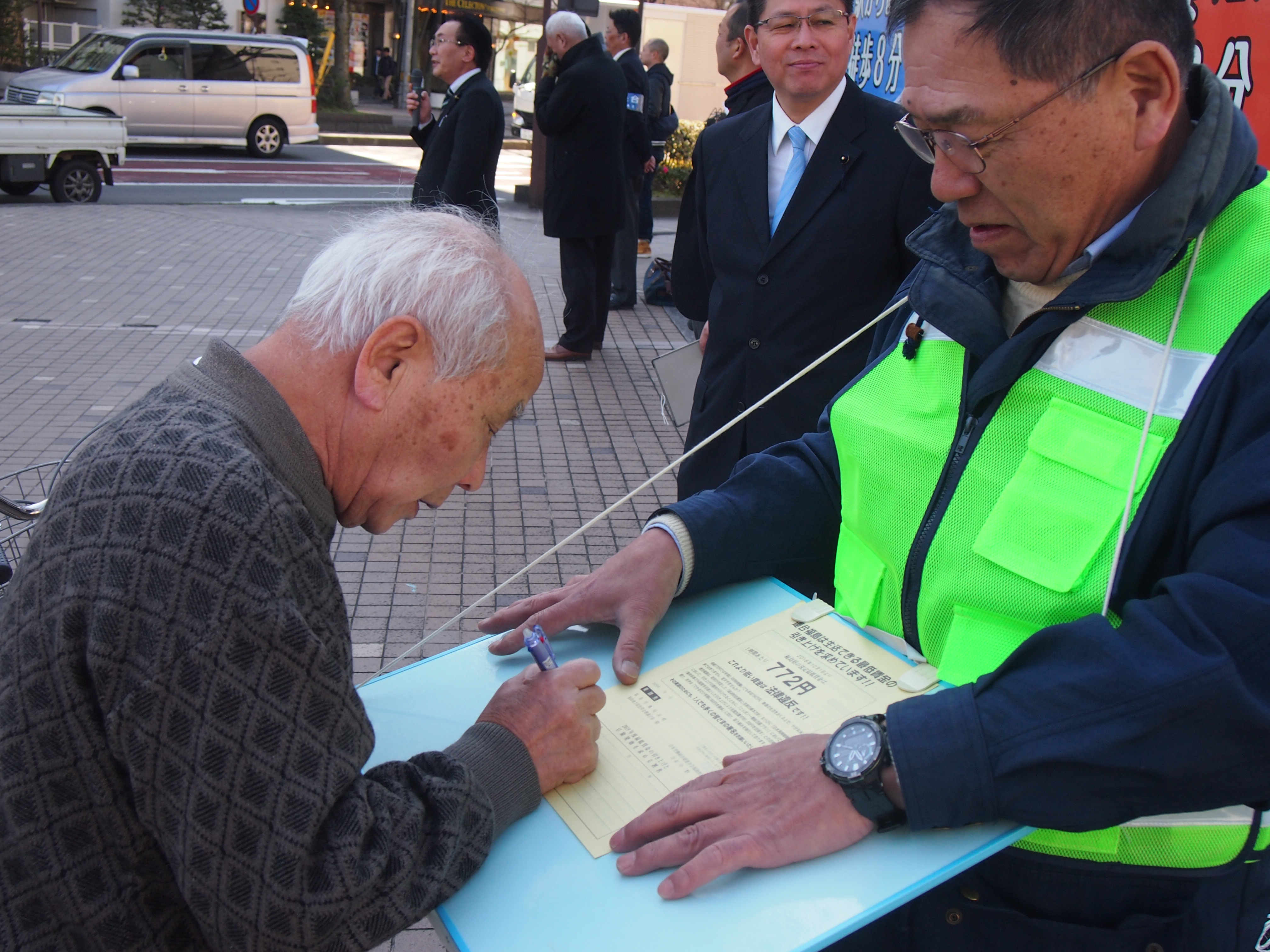 福島県最低賃金の引上げ署名に多くの市民の皆様にも協力をいただきました