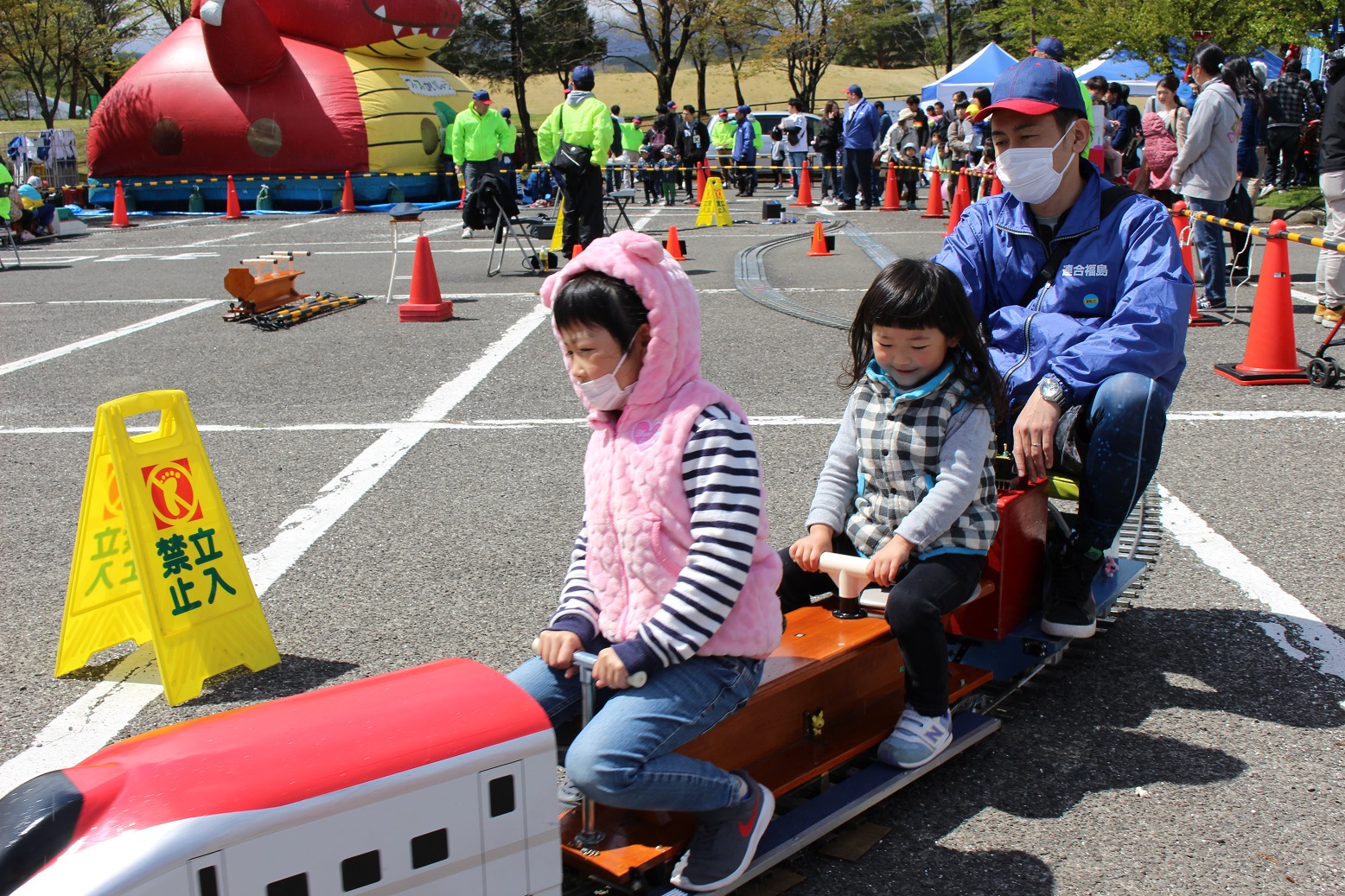 天気も最高に「ミニ新幹線」