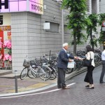 「最低賃金のチェック」を促すチラシを配布する連合福島役員