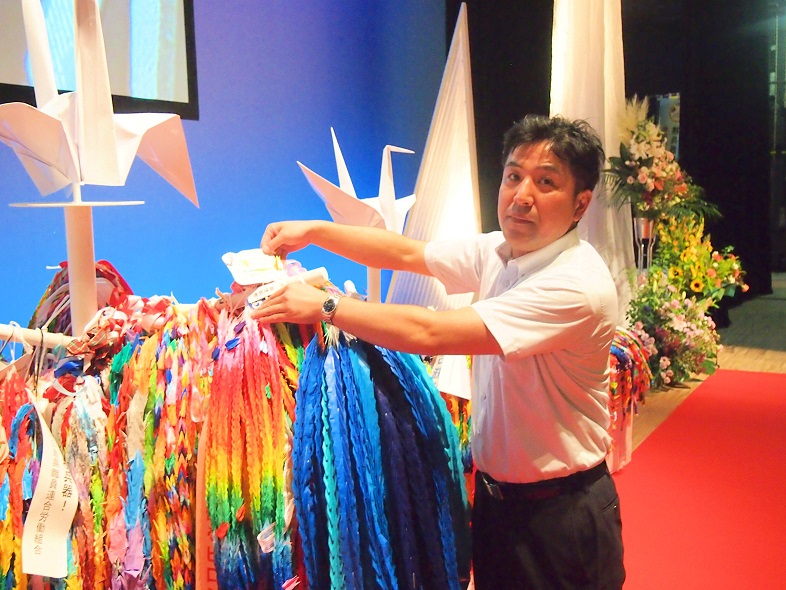 連合福島を代表して平和の折鶴を献納する白岩団長