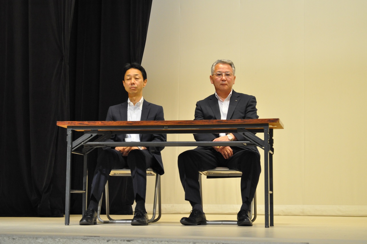 来賓のKAKKIN福島　遠藤議長（左）、原水禁福島県民会議　村上副代表