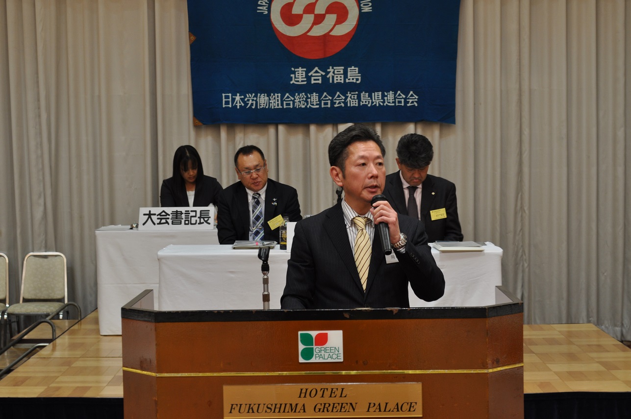 大会宣言（案）を提案する飛田博之副会長