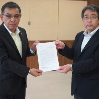 要請書を手交する連合福島　今野　会長と川西　福島労働局長