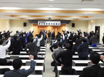 大槻会長代行による団結ガンバロー三唱