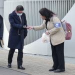 国際女性デーの象徴ミモザの花の種を配布③