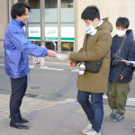 国際女性デーの象徴ミモザの花の種を配布①