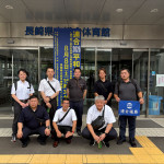 会場前で集合写真