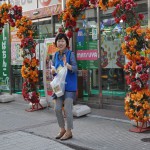道行く人にティッシュを配布(2)