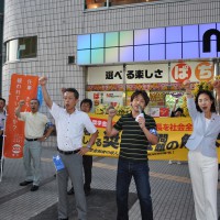 ガンバロー三唱で締める成田県北地域連合議長代理(中央)
