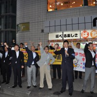がんばろう三唱をする連合福島加藤事務局長(2)