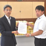 自動車小売業の改正申出書を提出する、松浦最低賃金対策委員会委員(自動車総連)