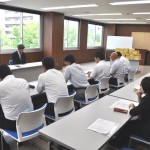 申し出の概要説明をする加藤連合福島事務局長(中央列左から3人目)