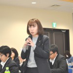 質疑応答で発言する、JP労組・今野未奈子さん